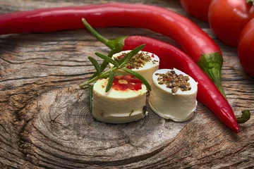 Deurstickers Voorgerecht Bruschetta met geroosterde paprika, geitenkaas, knoflook en kruiden