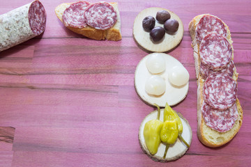 Pane pugliese con affettato di salame olive nere,cipolle e peperoni 