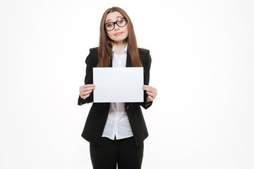 Naklejka premium Confused business woman holding blank board and shrugging shoulders