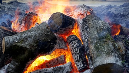 炎を上げて燃える薪