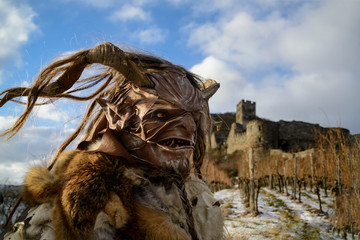 d&auml;monenportrait vor der Burg