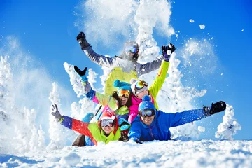 Keuken foto achterwand Wintersport Groep gelukkige vrienden skigebied