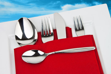 Dinner, Tischgedeck auf einem Teller vor einem Himmel als Hinter