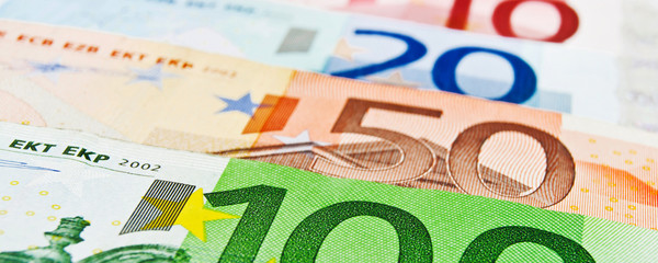 Steuergeld - Euro Banknoten als Hintergrund