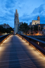Fototapeta premium Sant Feliu Bridge and Basilica in Girona