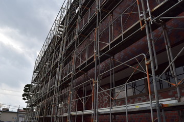 改修工事現場の足場