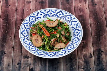 Spicy fried Chinese chives with chicken spleen.
