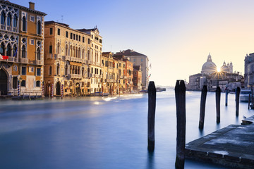 Naklejka premium Blick auf den Canale Grande mit der Basilika di Santa Maria im Hintergrund