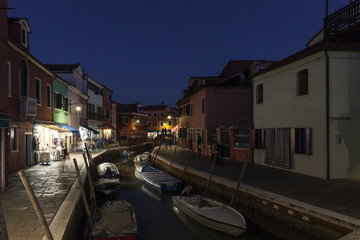 Fototapeta na wymiar Canal auf der Insel Burano am Abend