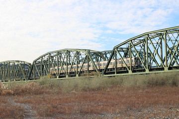 河川のトラス橋