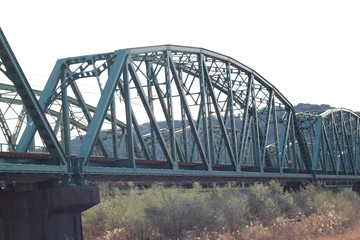 河川のトラス橋