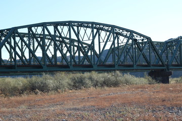 河川のトラス橋