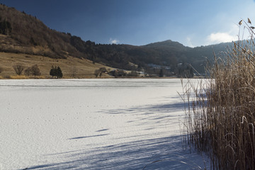 Obraz premium Lac de la Thuile - Massif des Bauges - Savoie.