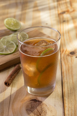 Copo refrescante de chá gelado mate com limão e canela