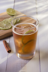 Copo refrescante de chá gelado mate com limão e canela