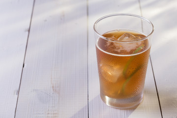 Copo refrescante de chá gelado mate com limão 