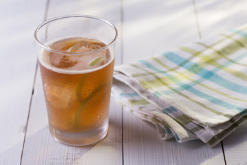 Copo refrescante de chá gelado mate com limão 