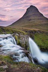 Fototapeta na wymiar Kirkjufell - Berg und Wasserfall | Island 