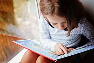 Kleinkindmädchen mit Buch © skolovaln