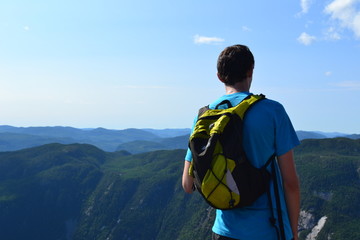 Jeune homme sur le haut d'une montagne