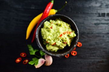 Bowl of guacamole with fresh ingredients - obrazy, fototapety, plakaty