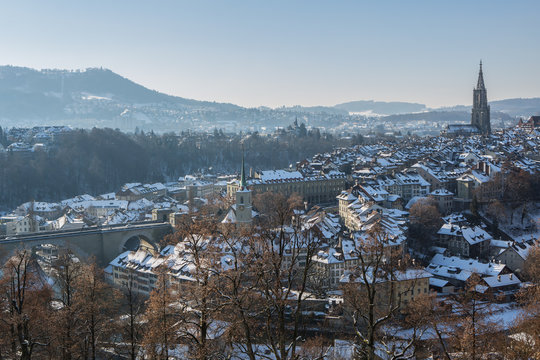 Blick auf die verschneite Altstadt von Bern