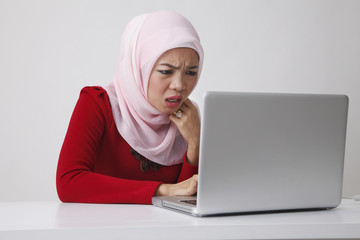 woman doubt with computer