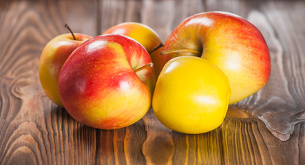 Apples on the table, яблоки на столе