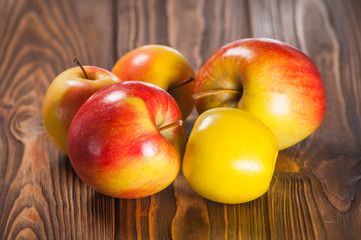 Apples on the table, яблоки на столе