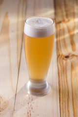 Tulipa de chopp gelado em mesa de madeira