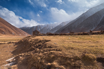 Dolina Truso - Gruzja piekną jesienią. Truso valley - A beautiful autumn in Georgia. © rogozinski