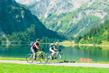Obraz premium Cycling Seniors by the Lake