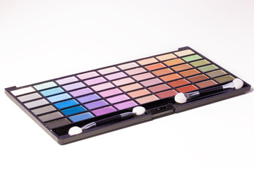 palette de maquillage en poudre et pinceau