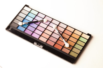 palette de maquillage en poudre et pinceau