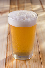 copo de cerveja em mesa de madeira