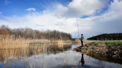Рыбак на берегу © andrii27