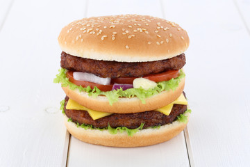 Doubleburger Double Burger Hamburger Käse Tomaten Salat Holzbre