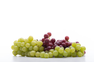 staude mit hellen und roten weintrauben