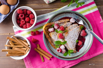 French toast with berries