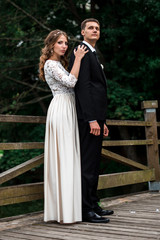 Naklejka premium happy bride and groom at a park on their wedding day