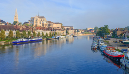 Auxerre, péniches sur l'Yonne, abbaye Saint-germain, Bourgogne-Franche-Comté