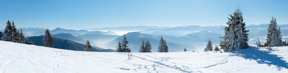 Panoramablick auf schneebedeckte Berge, schöne europäische Winterberge. Steigung für Skifahrer, alpine Berge, Landschaft für Langläufer, schöne Winterberglandschaft © marvlc