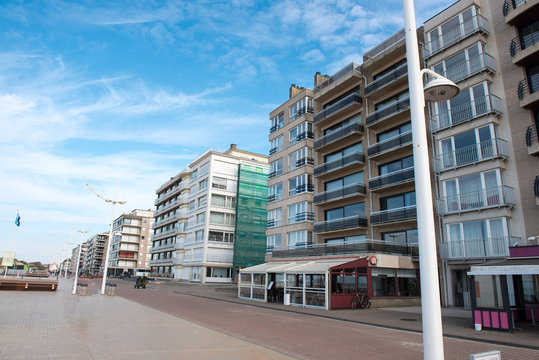 Architektur in Koksijde - H&auml;user an der Promenade