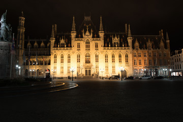 Fototapeta premium Nachtaufnahme des Brügger Rathauses in Belgein, Brügge