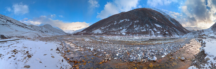 Kaukaz - Gruzja w zimowej szacie. Caucassus mountains in Georgia.   © rogozinski