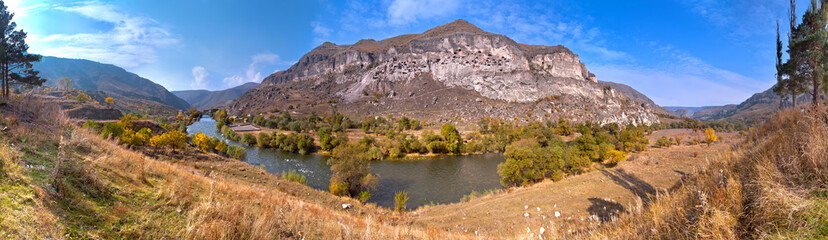 Fototapeta na wymiar Gruzja piekną jesienią. A beautifull autumn in Georgia.