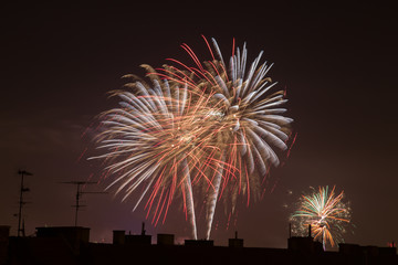 Sztuczne ognie nad dachami © FotoKieltyka.pl