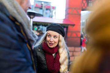 Frau mit langen blonden Haaren aufatme Weihnachtsmarkt