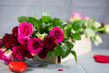 Rosen im Korb mit rotem Herz