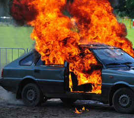 Płonący samochód